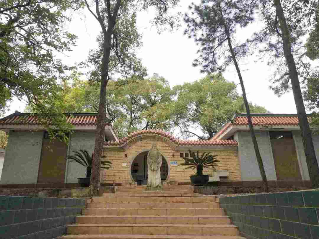 情知不久须相见，一日甚三秋，愁来不自由。‖马坝人遗址公园