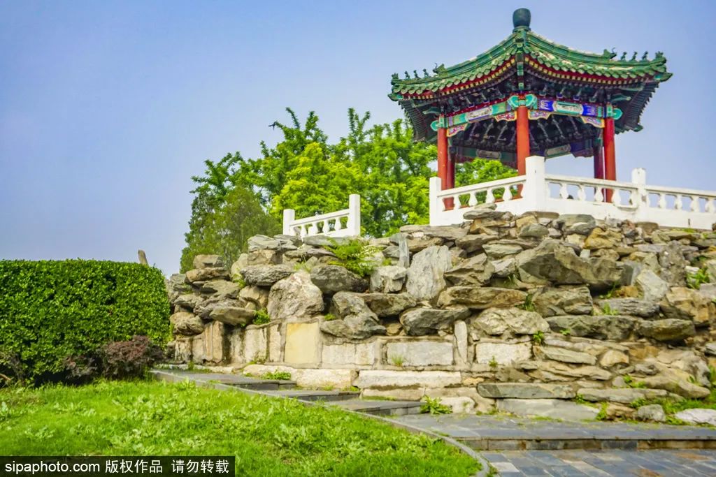 一个地铁站三条线,地铁边的吃喝玩乐