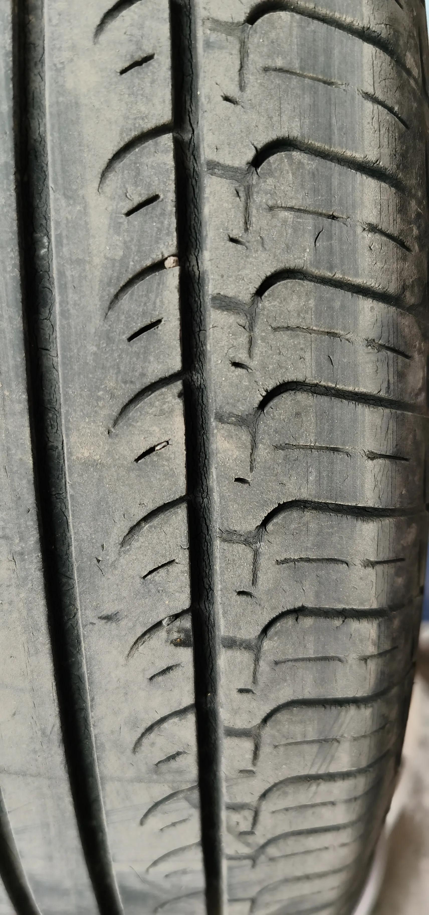 京东购买轮胎一年时间表面裂缝严重，客服要求邮寄厂家技术鉴定