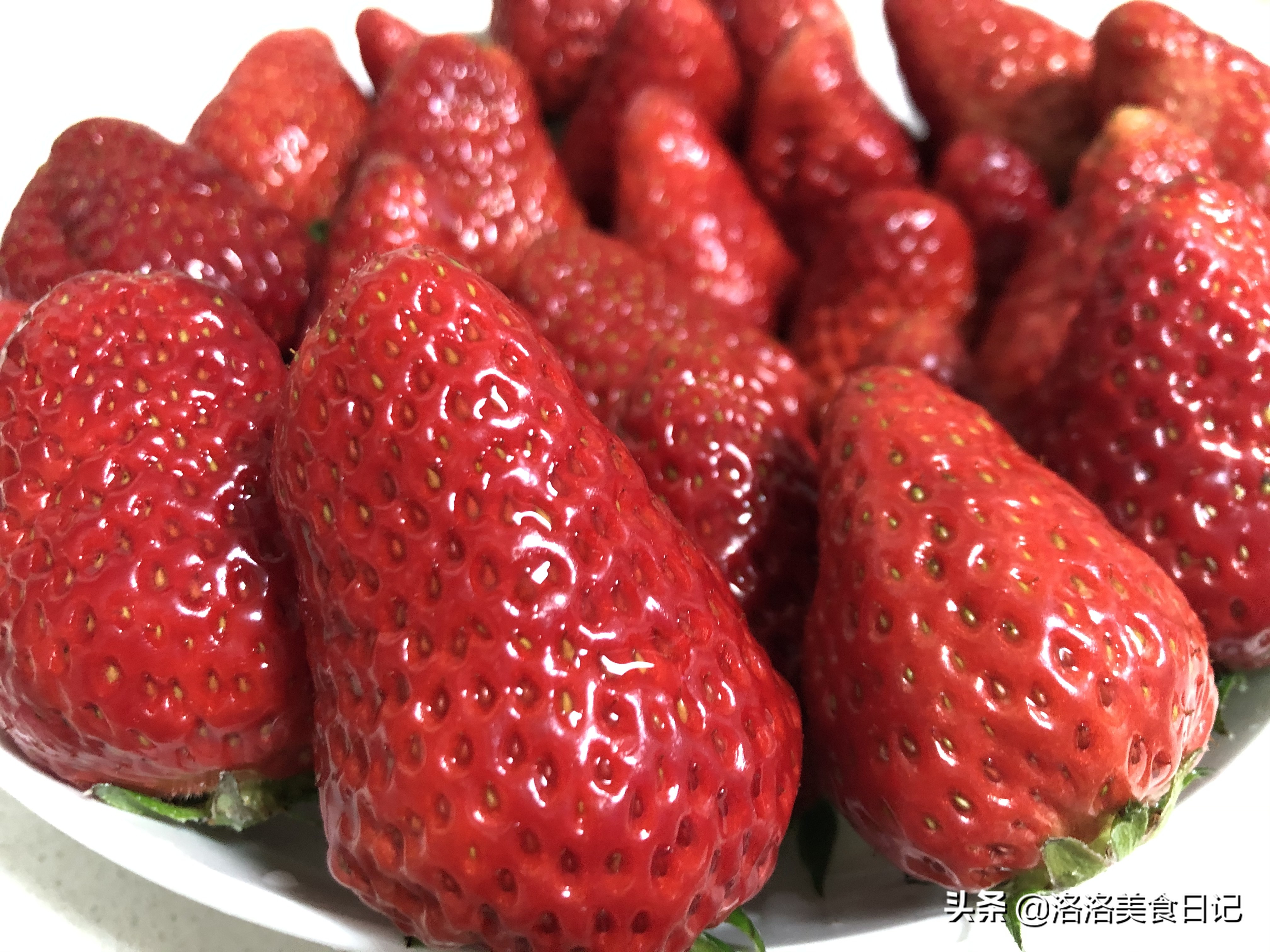 洗草莓，直接用清水洗等于吃虫卵，教你一招，洗得干净吃得更放心