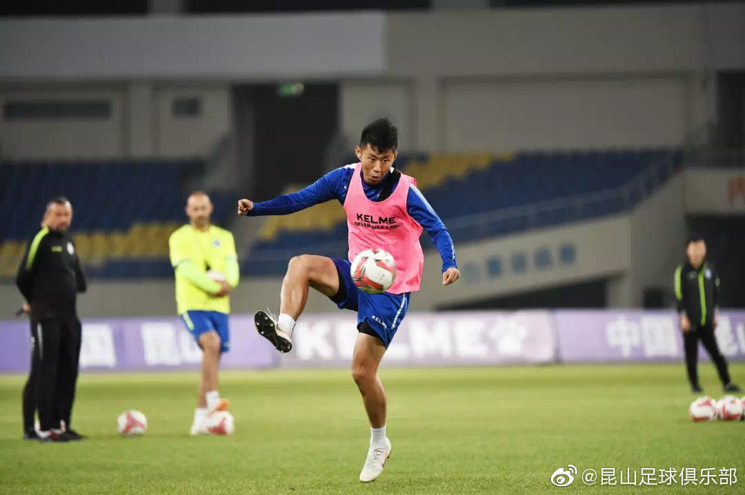 曾入选全运会却伤退也曾踢过沙足上过综艺大学毕业再战职业联赛