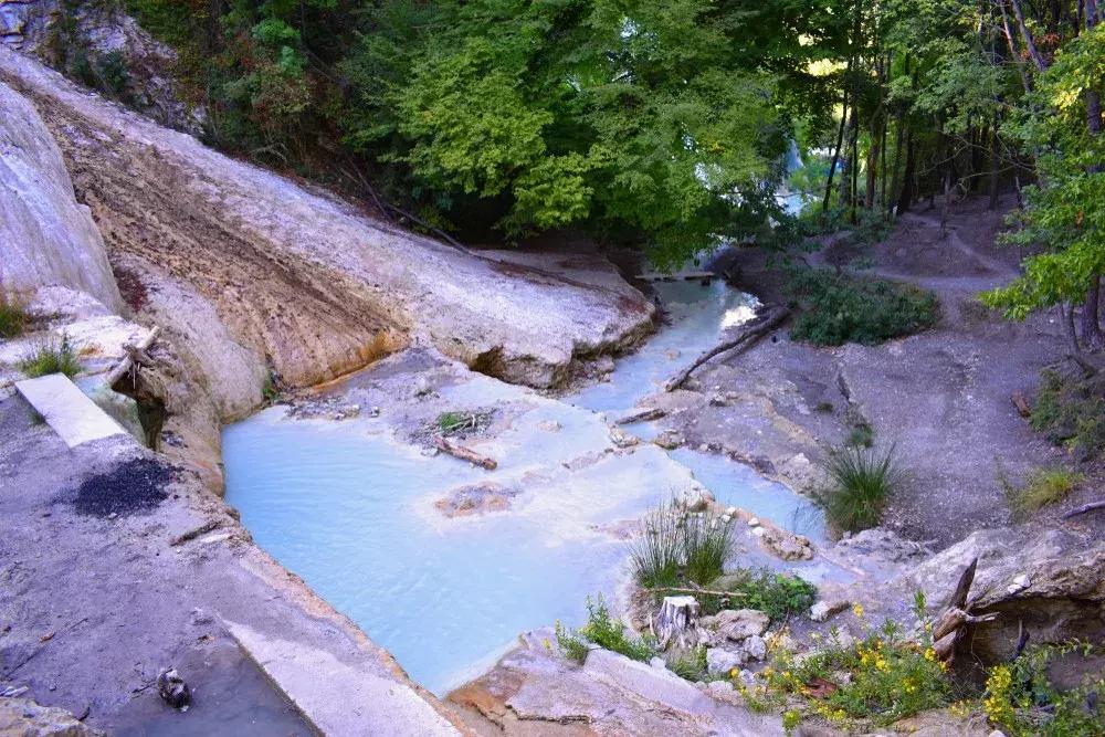 为你收罗全球9大最美温泉，又到泡汤好时节啦~