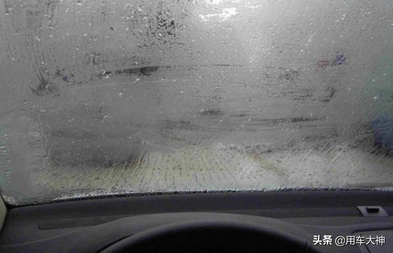 汽车玻璃起雾怎么办小妙招,车玻璃起雾用手擦的印怎么去