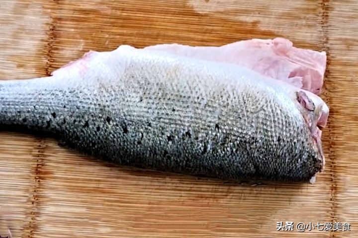 焦香烤鱼如何做,焦香烤鱼的制作方法