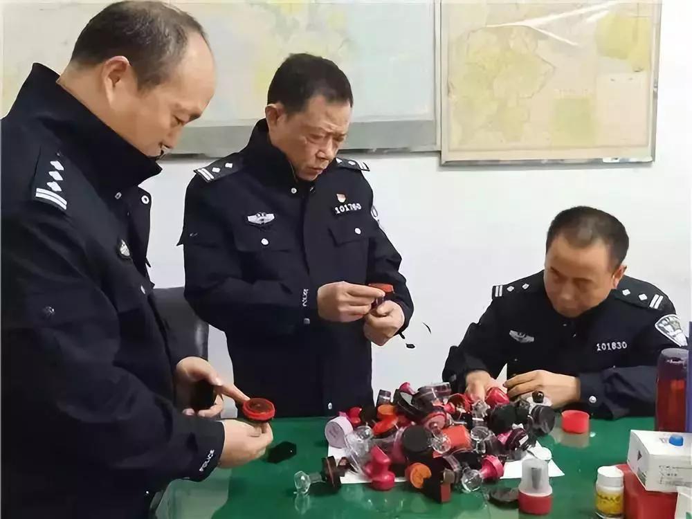 女子和孩子进家门被尾随,女子出门被小男孩尾随