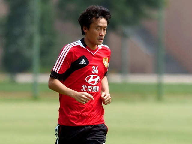 前国足队长杜威，曾踢进过世界杯，38岁已退役，娇妻传出怀孕喜讯