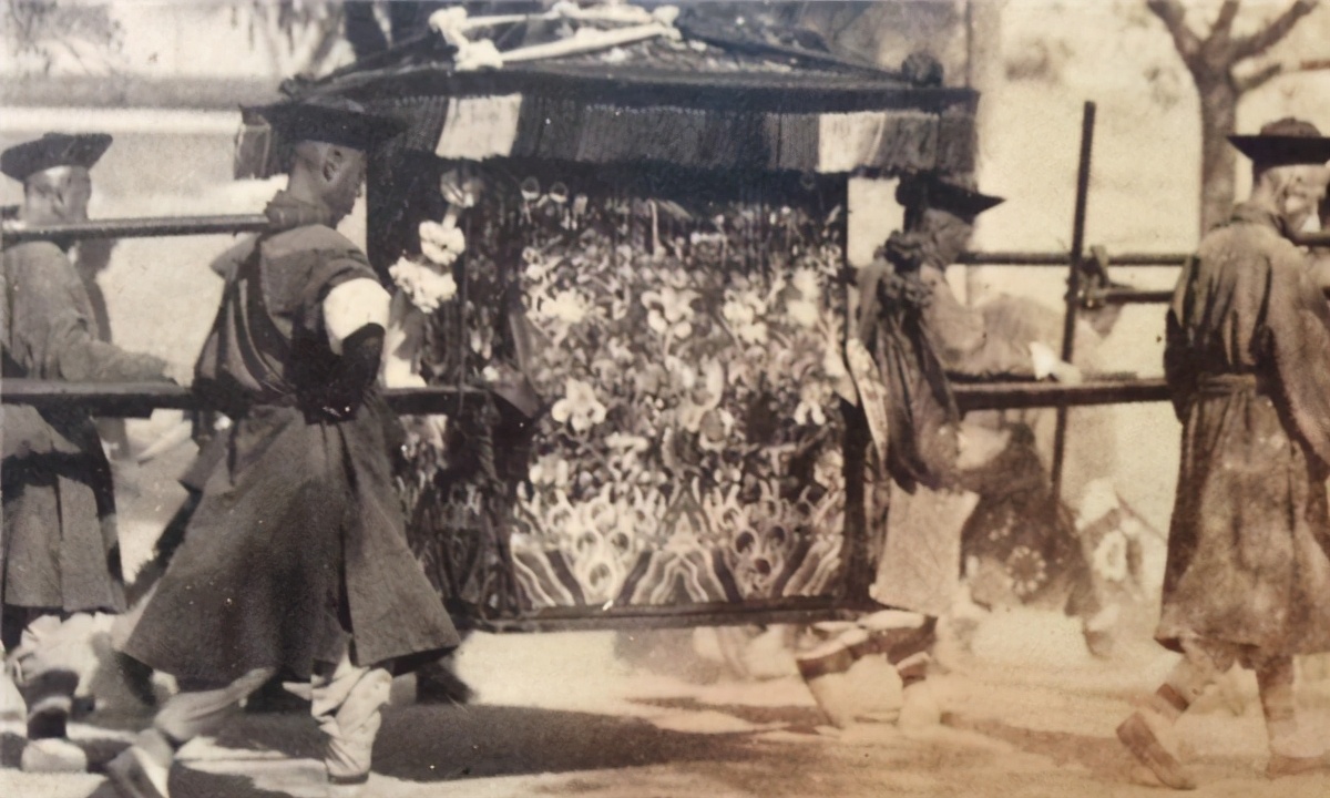 15岁女子靠三寸金莲嫁入豪门,她15岁靠三寸金莲嫁入豪门