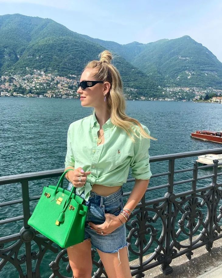 三里屯偶遇大幂幂,杨幂和闺蜜在三里屯逛街遭搭讪