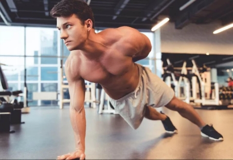 俯卧撑能不能练全身,俯卧撑练胸手臂很酸胸肌没有感觉