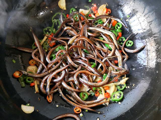 老妈味道松鼠鱼,香辣小鱼干酥脆