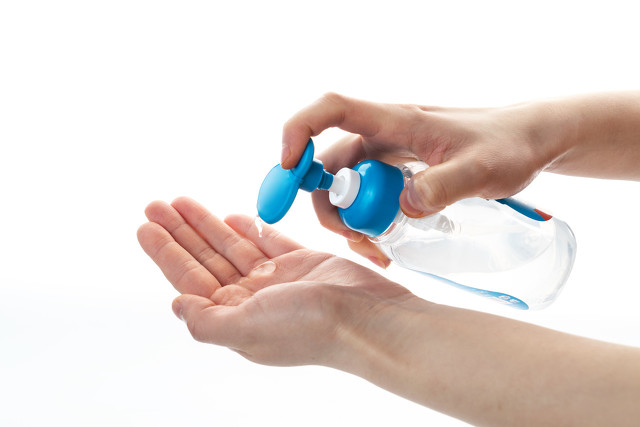 衣服上有机油怎么去除最好方法,衣服不小心沾上机油一招教你解决