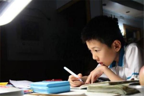 初中生熬夜写作业该怎么解决,初中生晚上怎么高效写作业