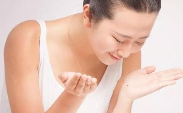 鼻子上挤出螨虫分泌物怎么处理,鼻头上挤出的黄色颗粒是什么