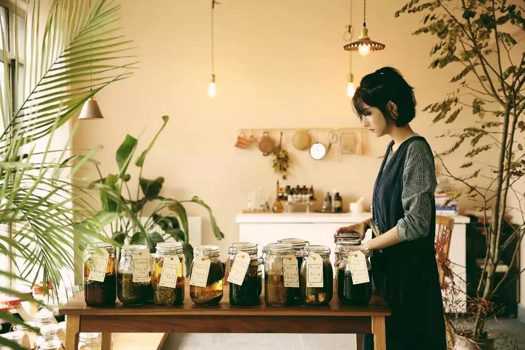 菜吧:她不上班也不靠脸吃饭,住2层小楼,过上了别人做梦都要的日子