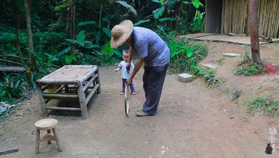 大爷造鲁班凳,60岁中国大爷徒手做鲁班凳