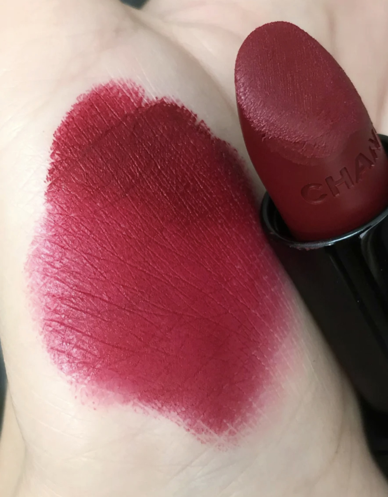 浆果色才是“显白王者”，黄皮亲测！气质高级又显年轻，很难不爱