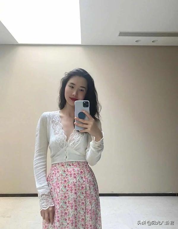 张大奕恶心原配？做与总裁夫人同款上衣，配字：高段位撩人于无形