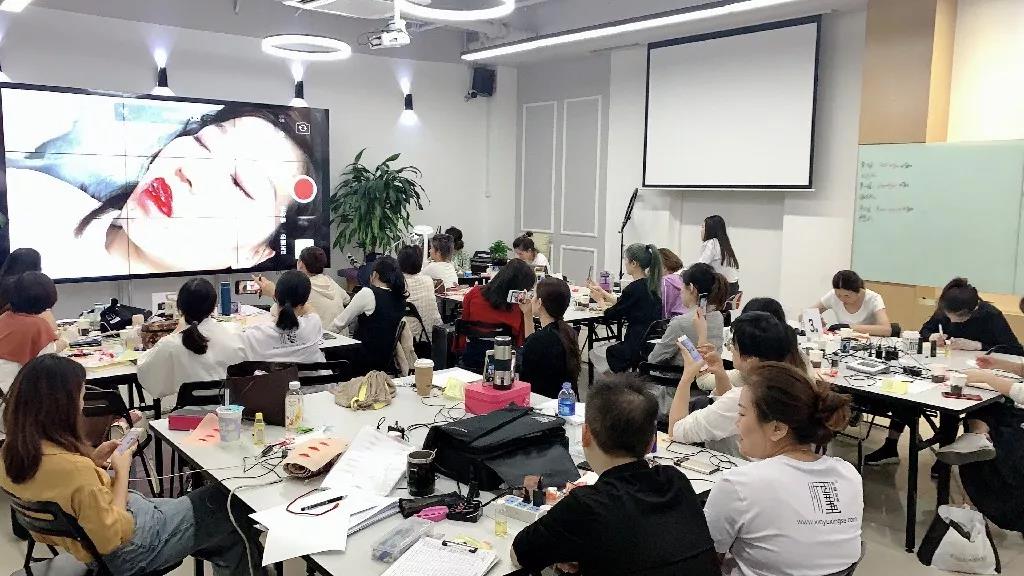 唇色偏紫怎么调配纹唇,唇色发乌怎么改善