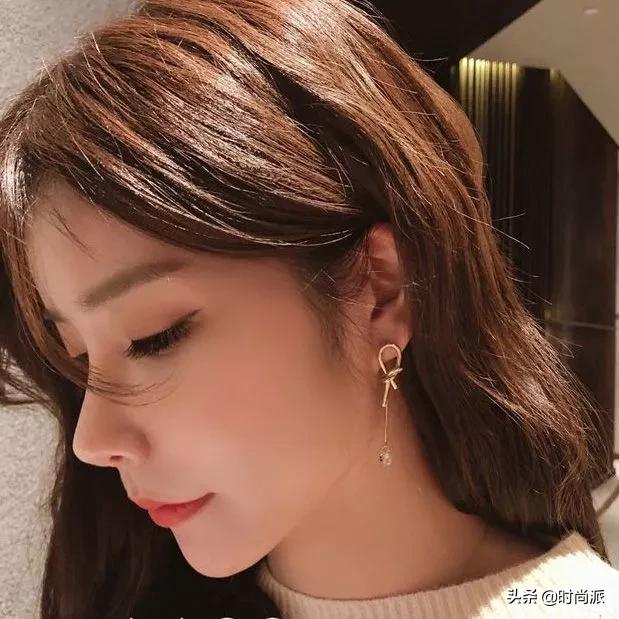 耳环这样戴减龄又显白,短头发戴什么耳环好看百搭