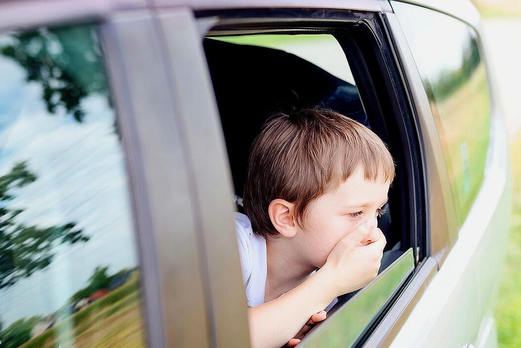 小孩出现晕车的症状以后怎么处理,宝宝会晕车是身体虚弱吗