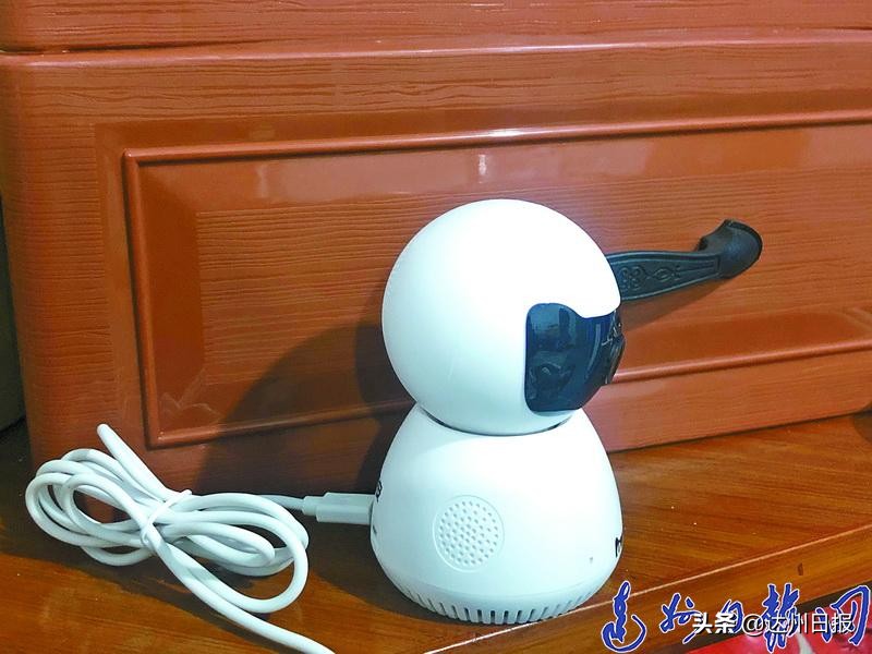 摄像头下突然出现毛骨悚然的一幕,半夜突然打开摄像头看到诡异一幕