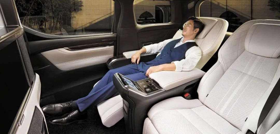 仅需254.57万元就能开回家的雷克萨斯LM终于来了！你心动了么？