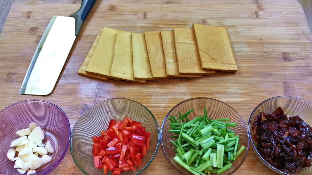 芹菜炒香干怎么做才能让香干入味,香干怎么炒不烂