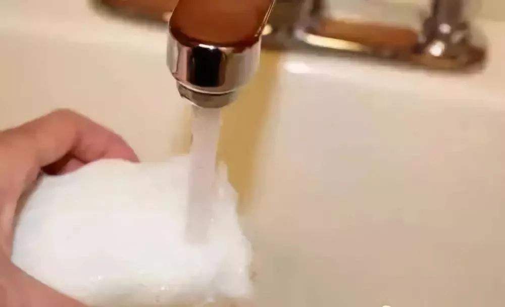 玻璃胶时间久了变黑变黄如何清理,厨房水槽玻璃胶发霉变黑怎么办