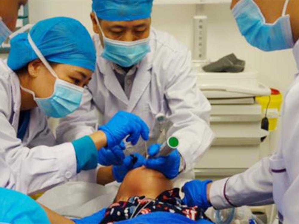 小孩吃鱼被鱼刺卡到怎么办,宝宝被鱼刺卡喉咙一招搞定