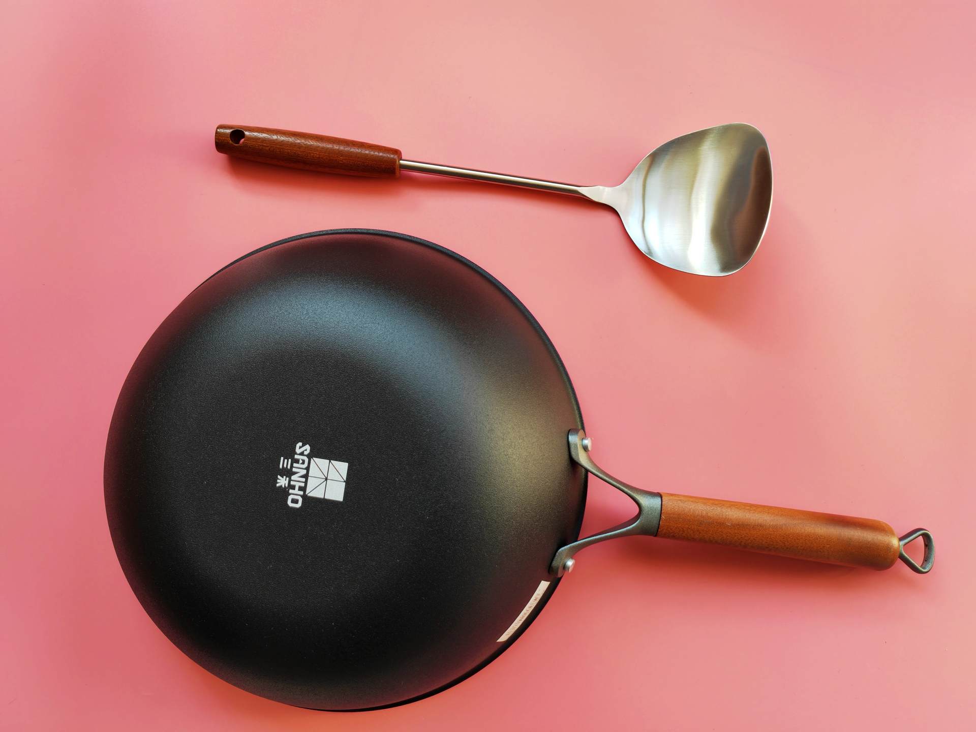 为了突破厨艺瓶颈,这个锅我背了,三禾窒氮轻铁锅使用体验