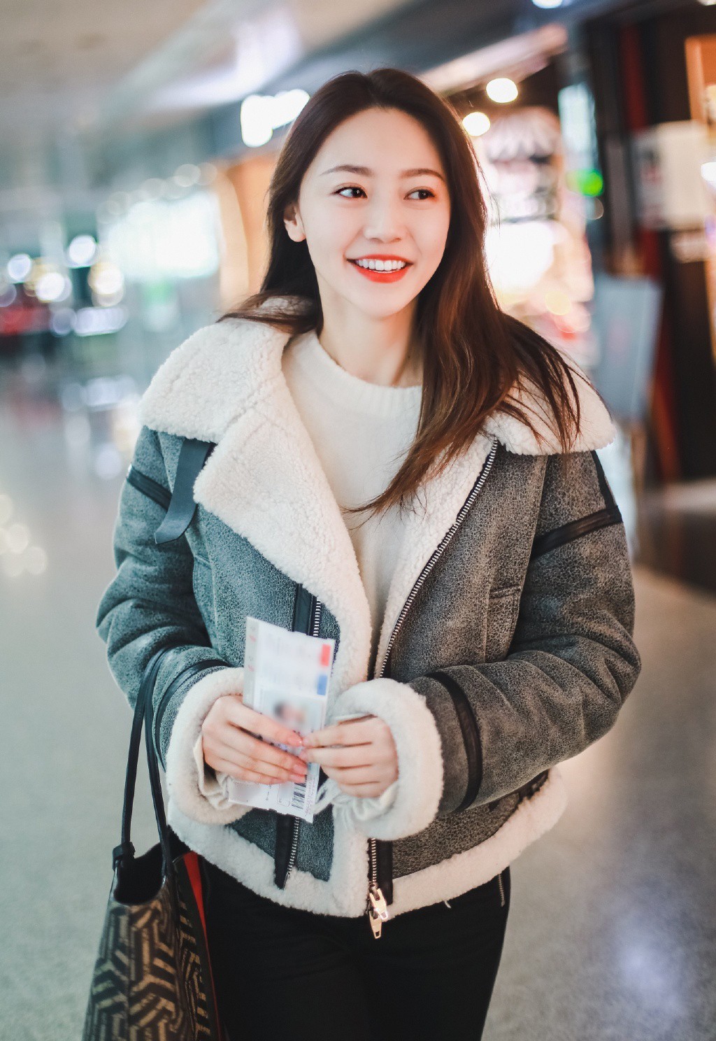 剧中她嫁老板杨幂的未婚夫，穿机车服配紧身裤，大长腿不输杨幂