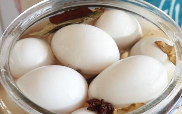怎样腌鹅蛋既不咸又流油,腌鹅蛋怎么防止蛋黄发黑