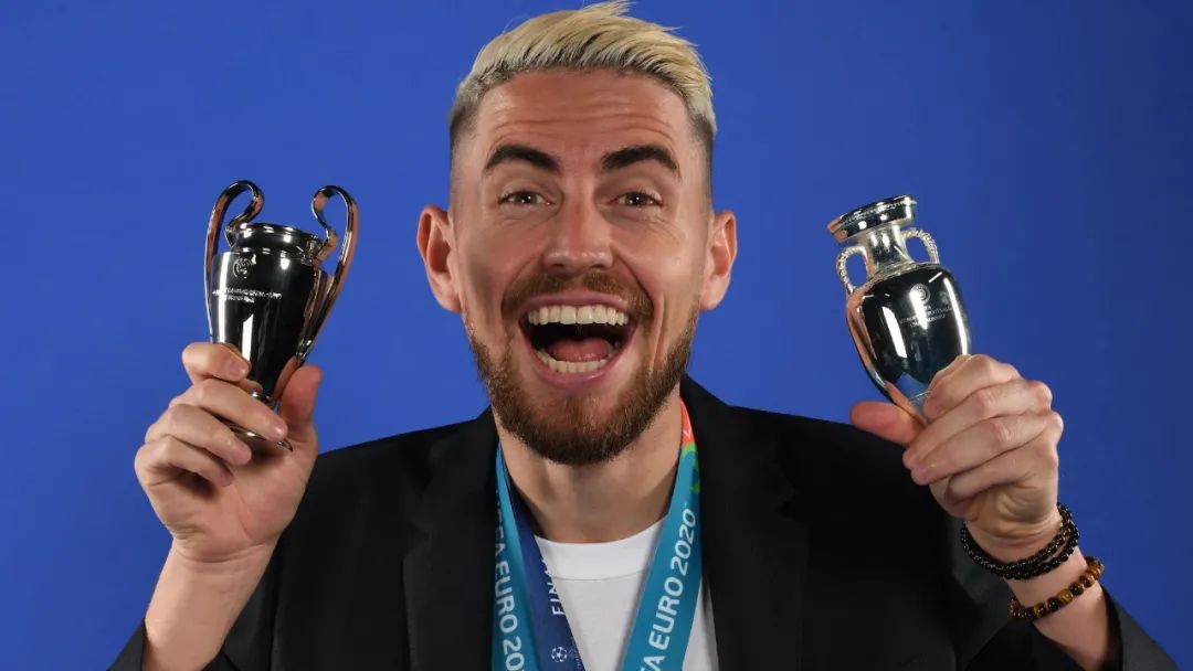 莱万冲金球,莱万是足球第一人