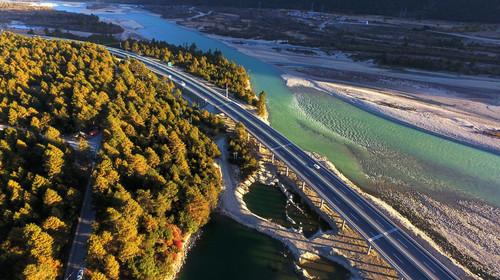 最迷人的秋季公路风景,最美的风景是在路上的不期而遇