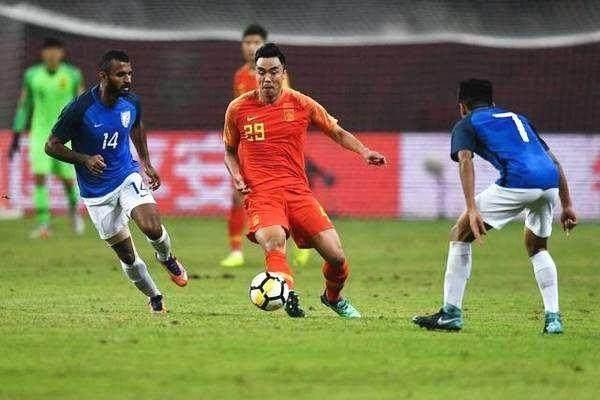 他，国足队里打不倒的小强，几进出国家队，昔日竞争对手都已退出