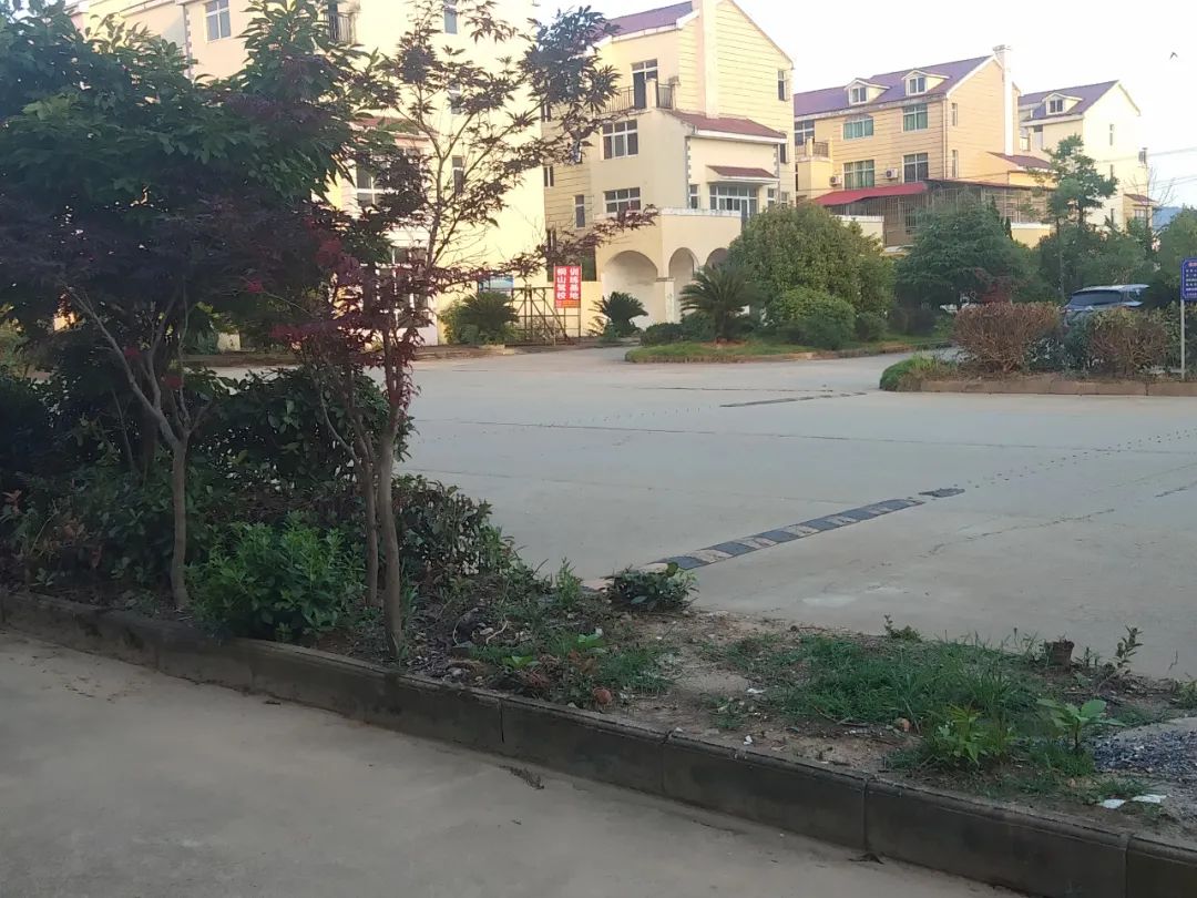 鄱阳这个镇的新区路好，又是行政中心，为何人烟少、店铺闲置多？