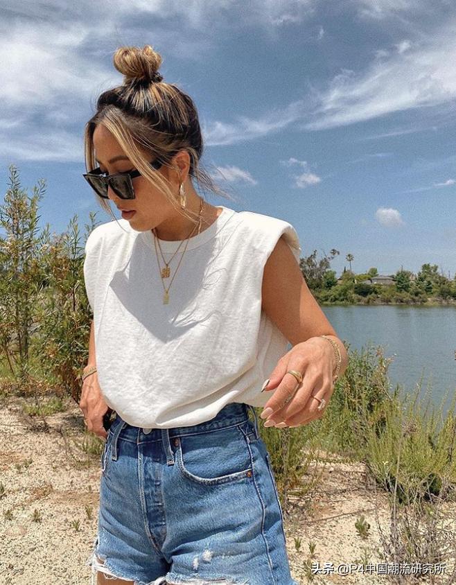 牛仔短裤怎么穿才好看,牛仔短裤就要穿这样的舒适又显瘦