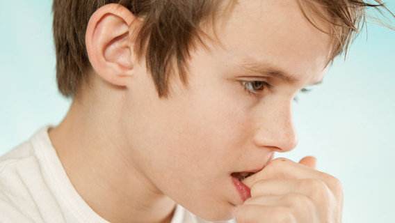 孩子咬指甲怎么办快速解决方法,孩子咬指甲怎么心理疏导