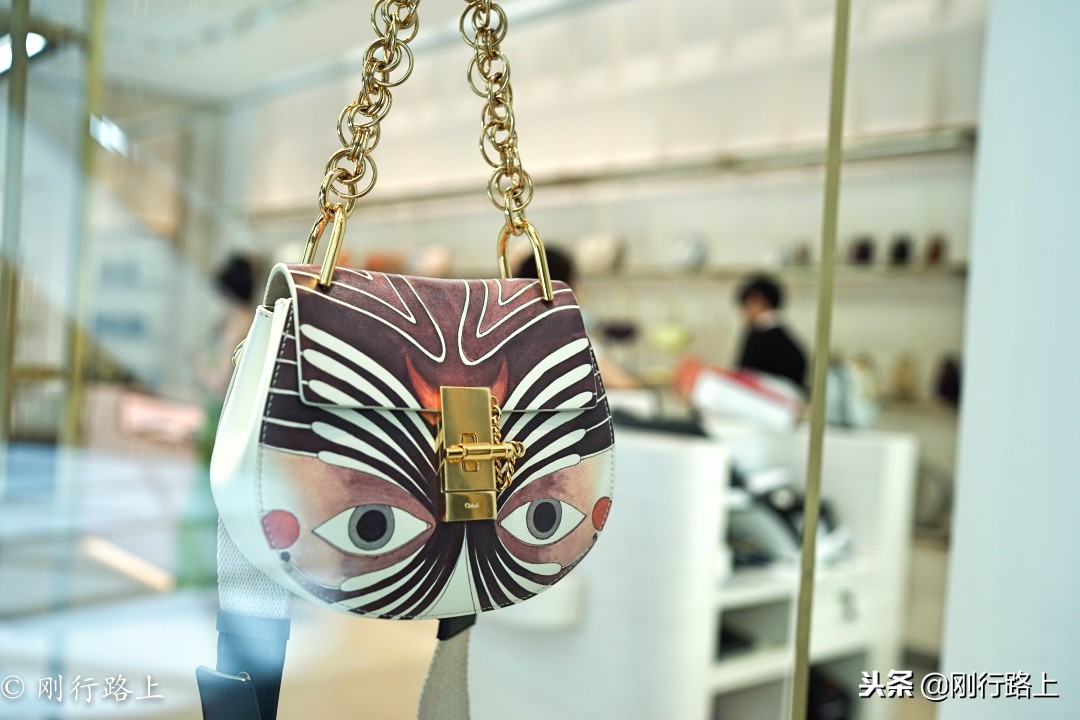 三亚离岛免税180天怎么操作买东西 (海南三亚国际免税店买啥最划算)