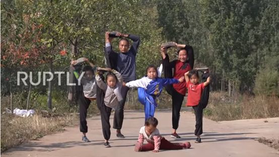 外国人练中国功夫的方法也太油菜花了