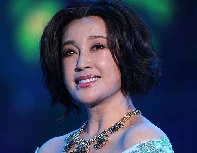 刘晓庆究竟有多少钱,六十五岁刘晓庆回老家买墓地