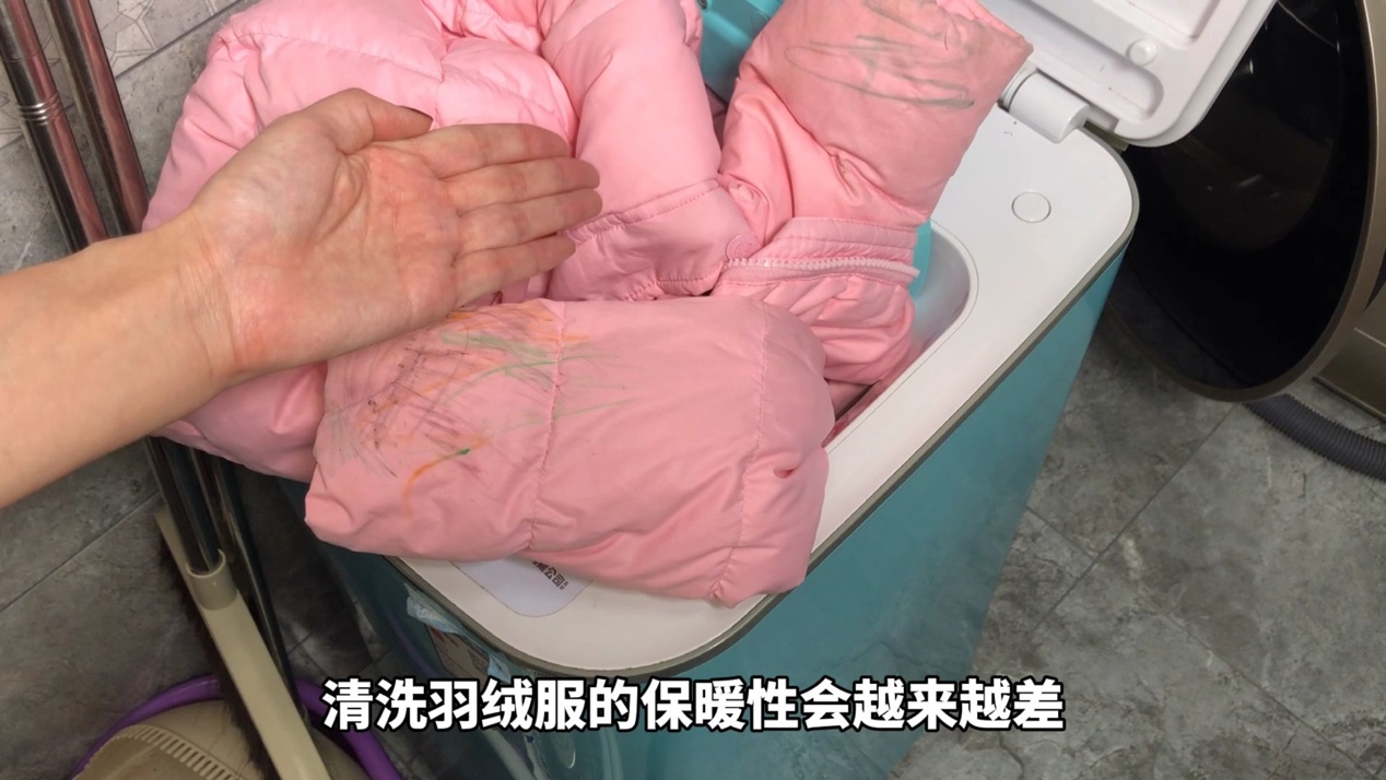 羽绒服不用水怎么干洗视频,羽绒服不要干洗教你自己在家洗
