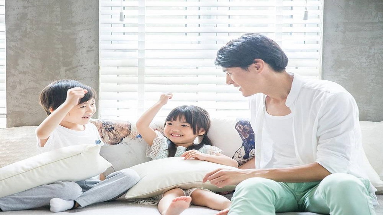 “最萌代练”火了，2岁妹妹替哥哥上网课写作业，为家里付出太多