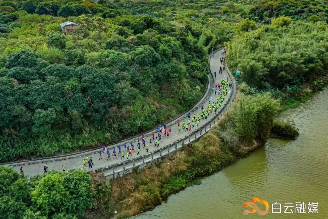 走在乡间小路观赏田园风光体验,看田园风景品乡间生活尝农家美食