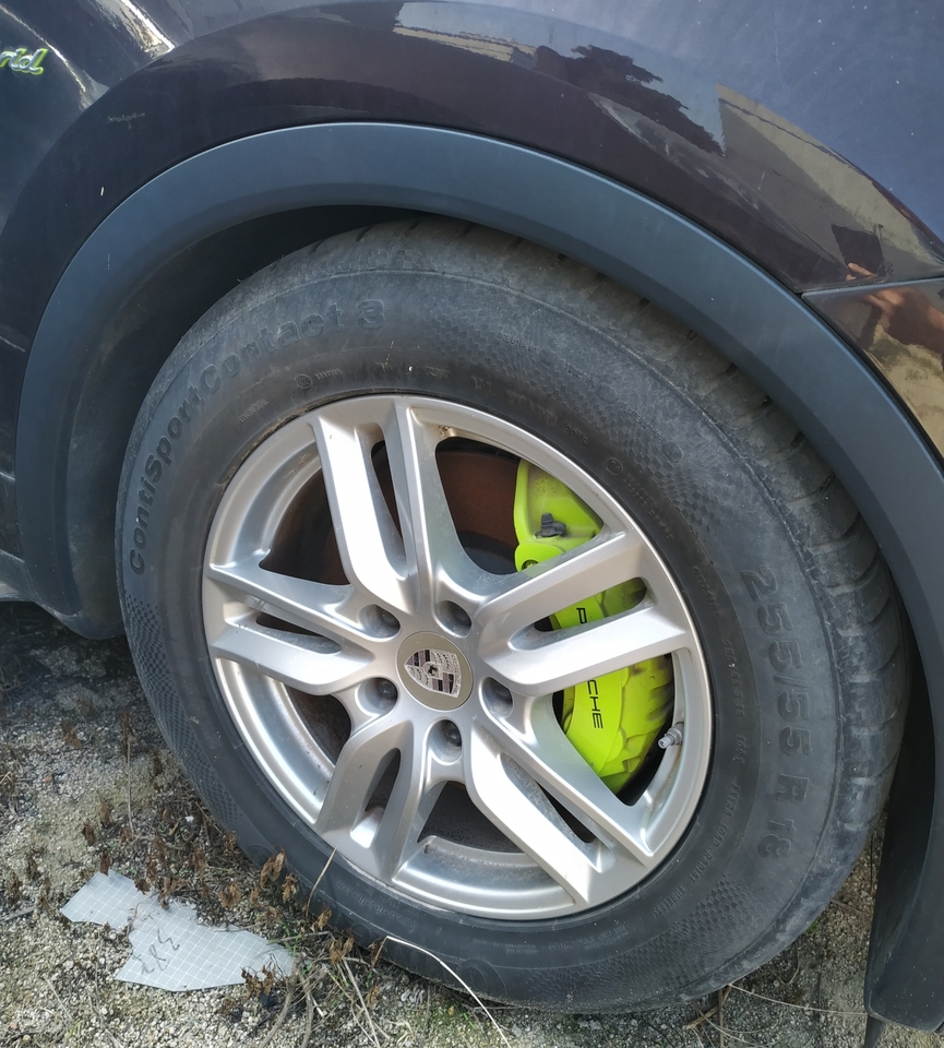 拍卖成功！福建省泉州市一辆车牌号为闽C895CU号保时捷卡宴越野车