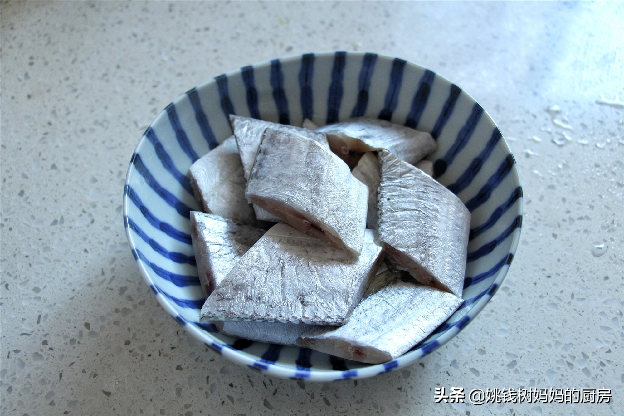 干煎带鱼用生粉还是用鸡蛋裹,带鱼没有胡椒粉淀粉怎么做