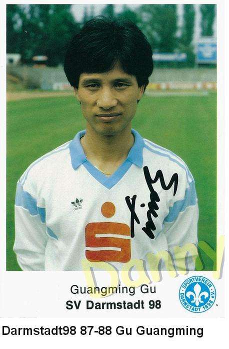 40岁中国足球留洋传奇宣布退役,目前留洋的中国足球运动员有哪些