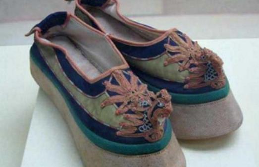 古人穿的精致的鞋子,古时候人们都穿什么鞋