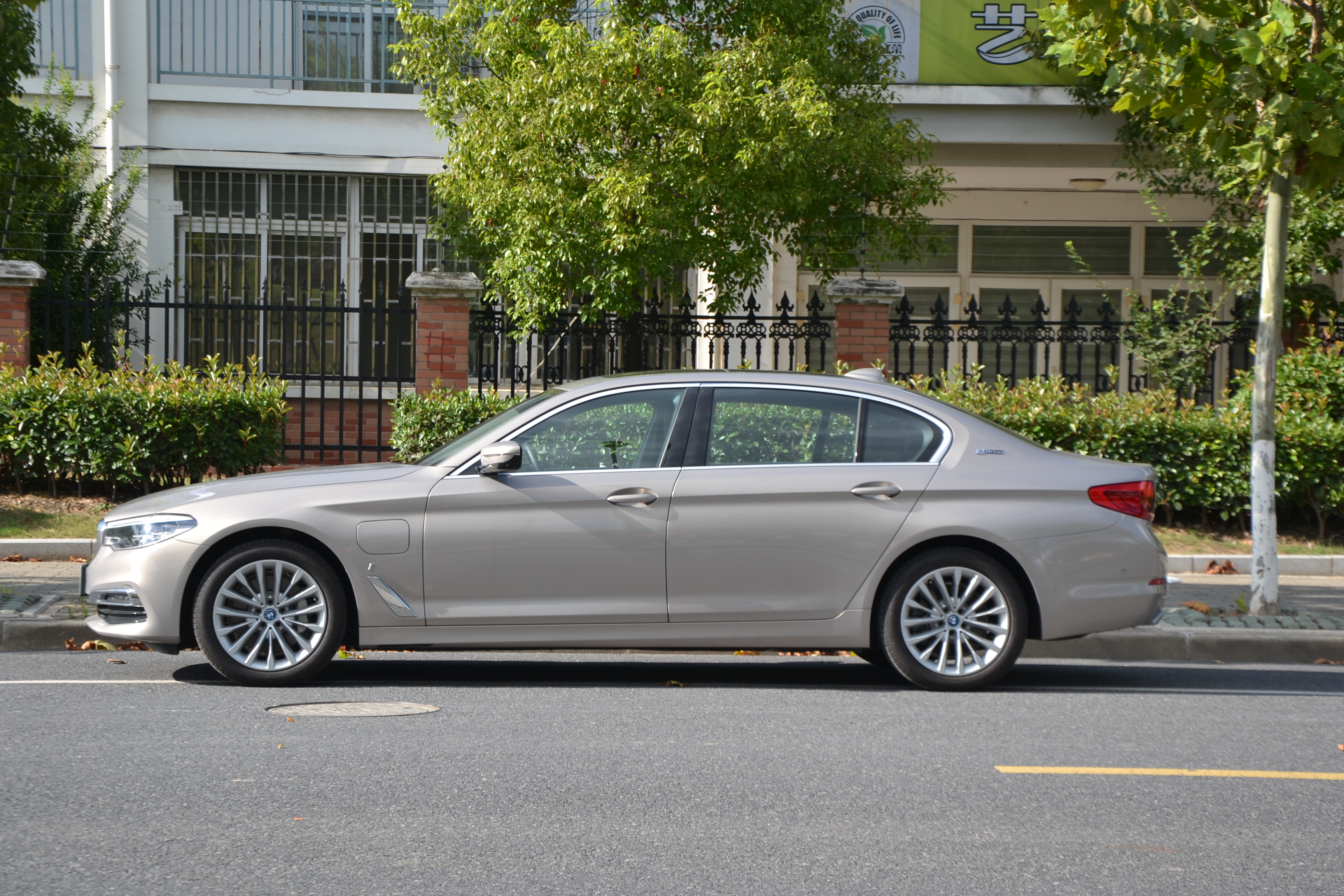 宝马530le混动可以边跑边充电吗,宝马530le新能源驾驶感受