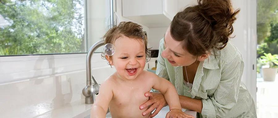 尴尬！孩子总想看父母洗澡……